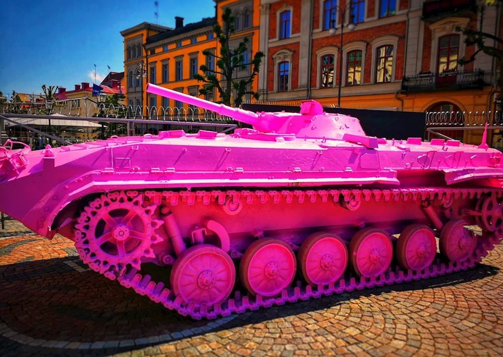 The pink tank posters & Art Prints de Nicklas Astfors - Printler