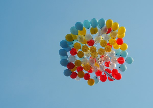 Palloncini colorati nel cielo poster & stampe di Wisga Photography -  Printler